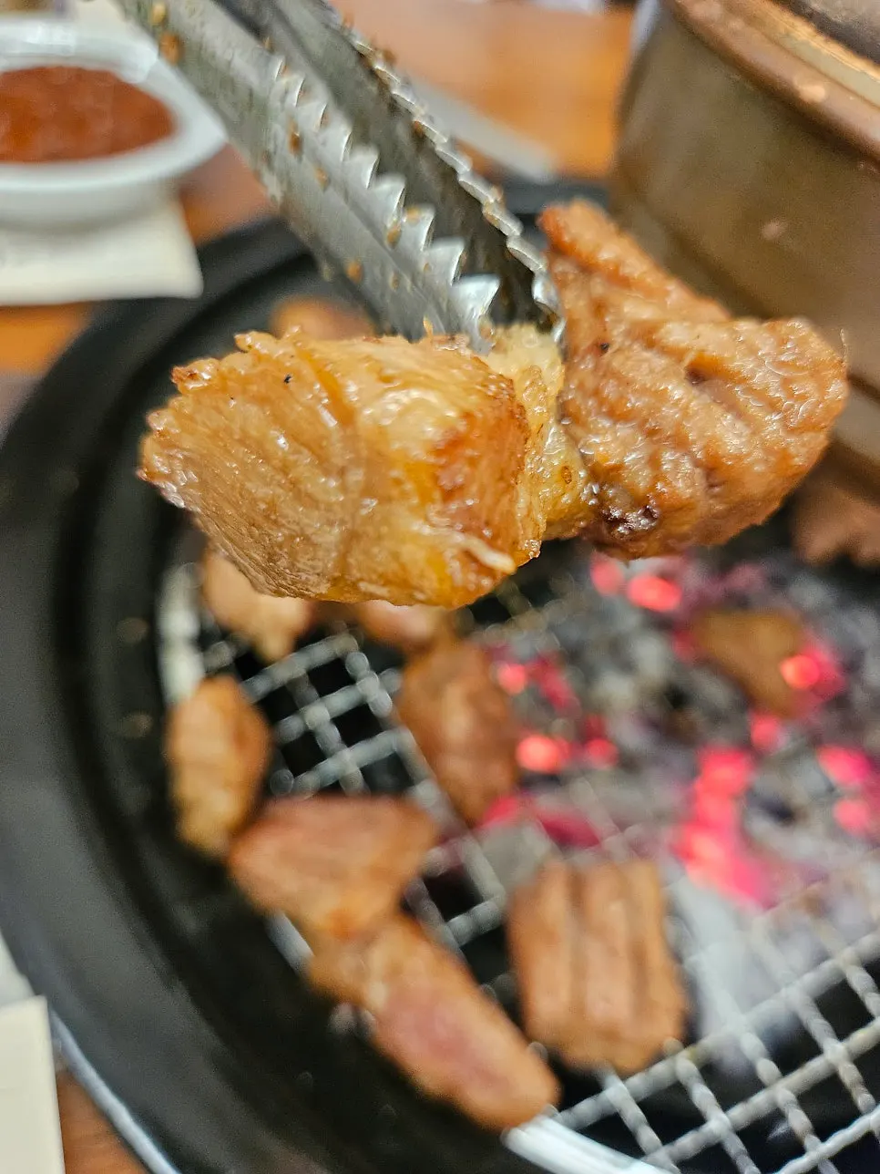 양념구이와 양념갈비를 나란히 올린 불판