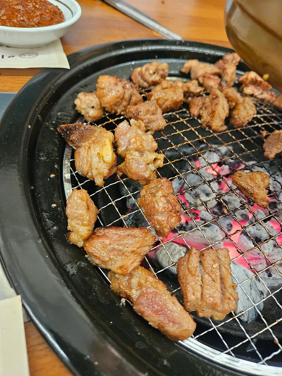 숯불에서 익어가는 2cm 두께 돼지양념구이