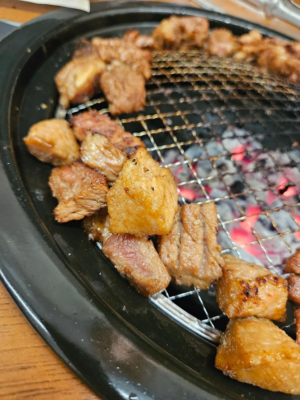 먹기 좋게 잘린 144시간 교차숙성 돼지양념갈비