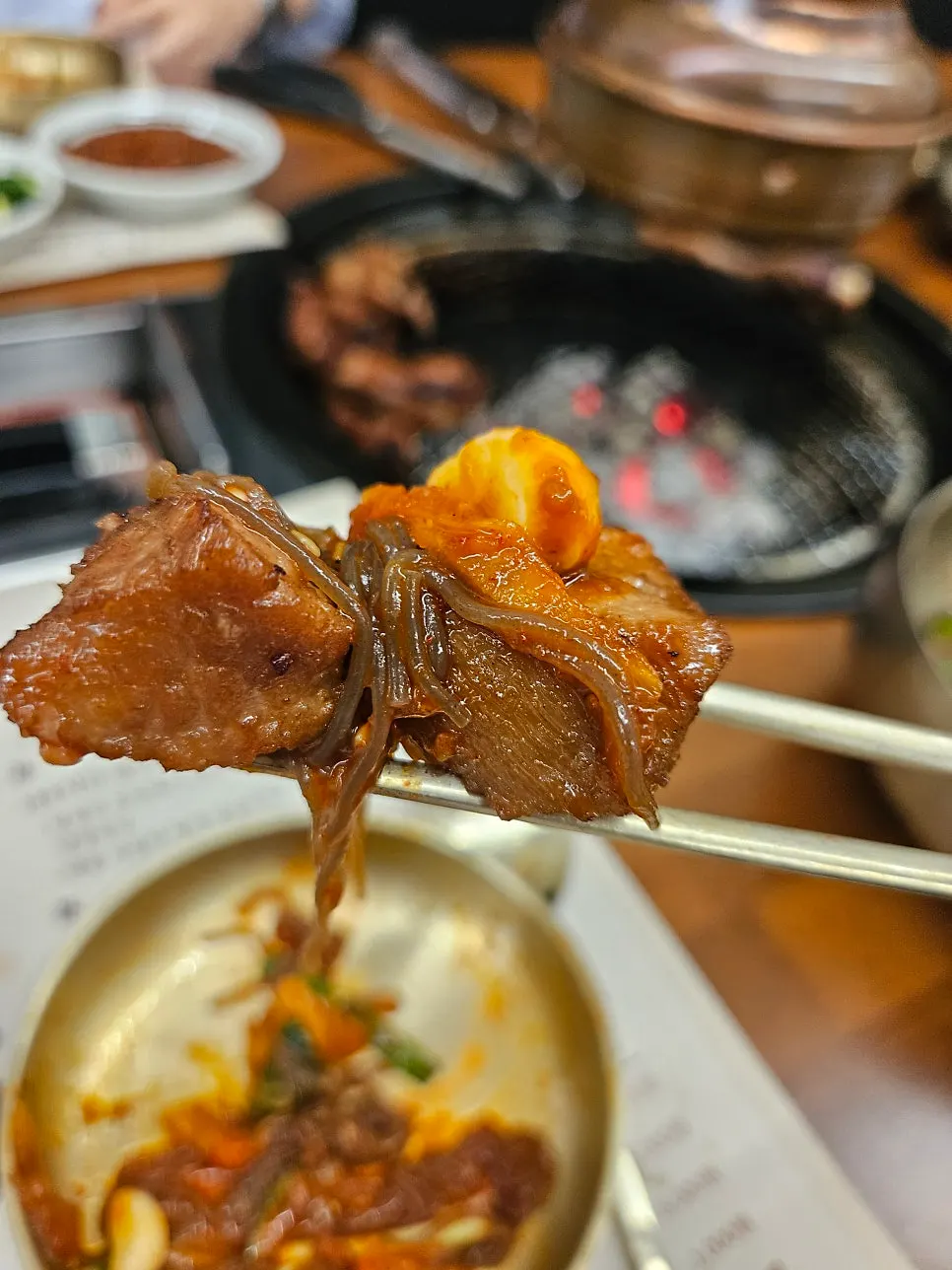 냉면과 함께 차려진 돼지갈비 상