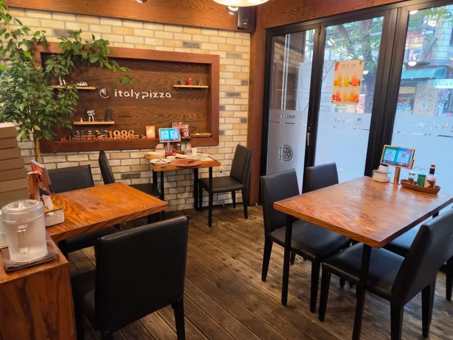 Interior atmosphere at Italian Pizza