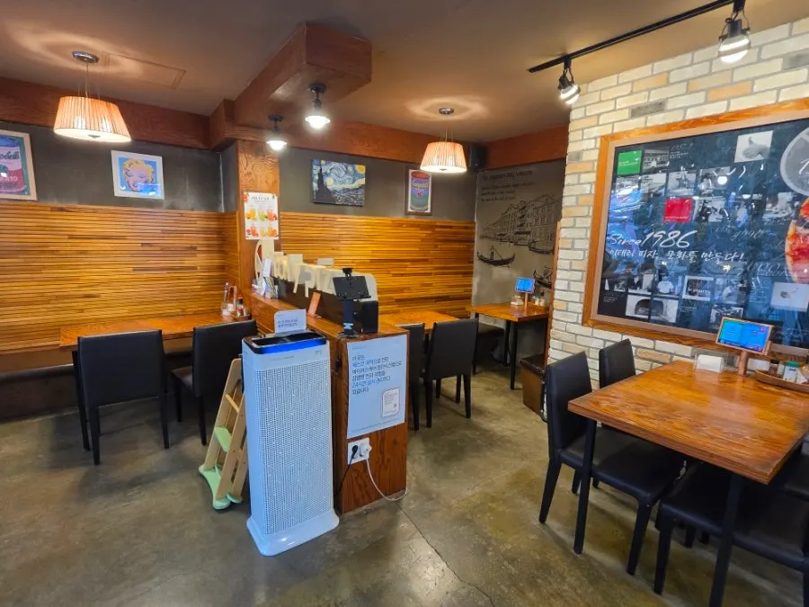 Casual interior of Italian Pizza