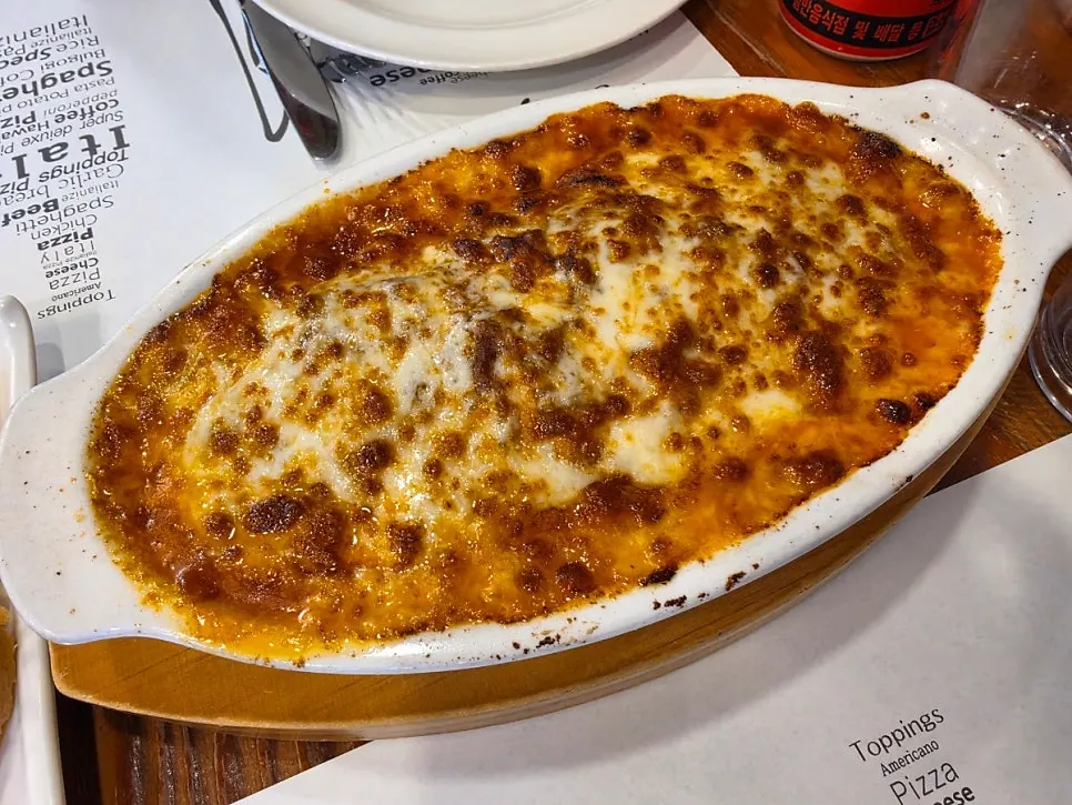 Oven spaghetti topped with cheese
