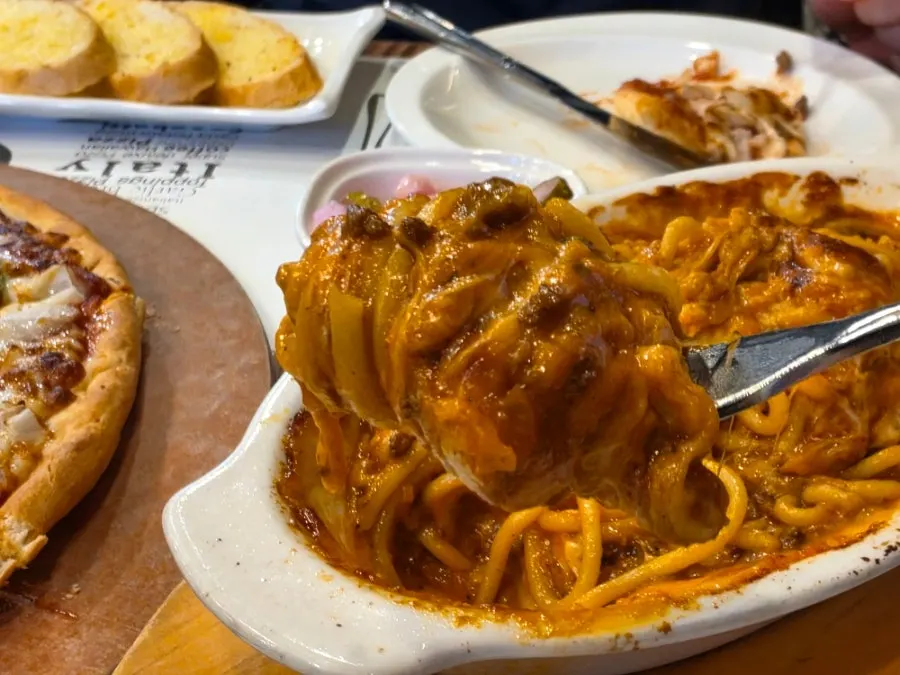 Oven spaghetti with melted cheese