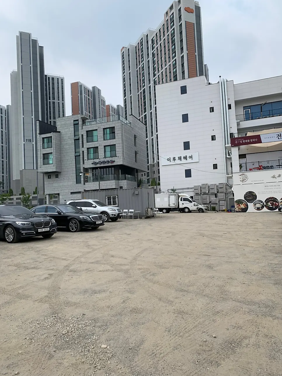 Spacious parking lot at the Dongsak branch