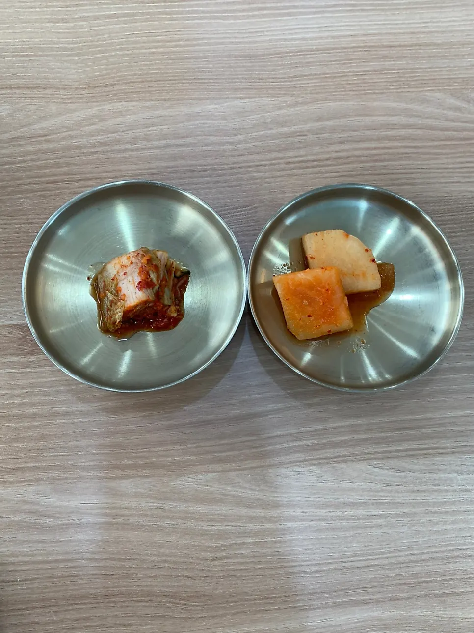 Kkakdugi and geotjeori served with the soup