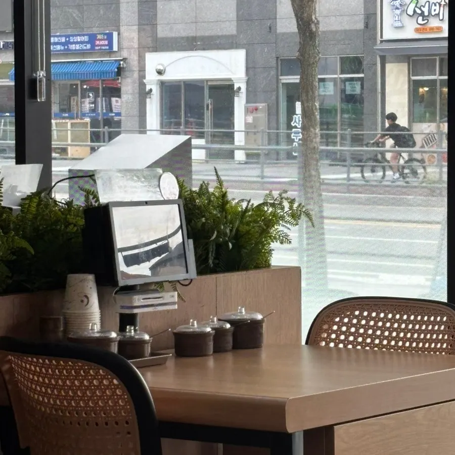Restaurante de sundaeguk con muchos clientes llevando comida para llevar