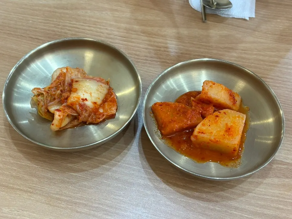 Mesa servida con sundaeguk y dwaeji gukbap
