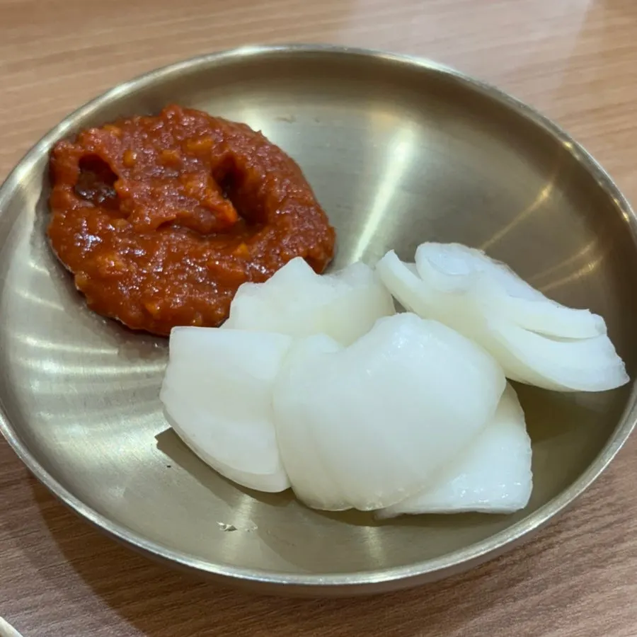 Acompañamientos básicos: kimchi de col napa, kkakdugi y cebolla