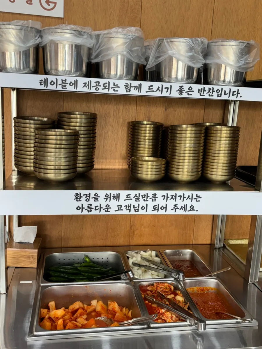 Kkakdugi y kimchi de col napa repetidos dos veces