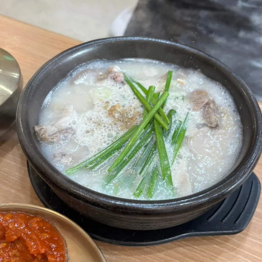 Caldo blanquecino e intenso del sundaeguk