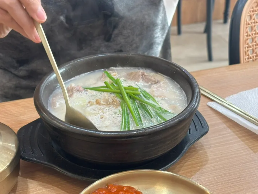 Sundaeguk servido en olla de barro