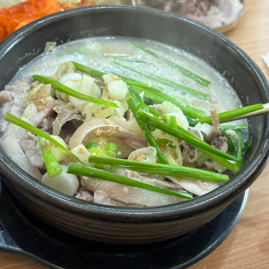 Olla de barro llena de carne de cabeza y sundae