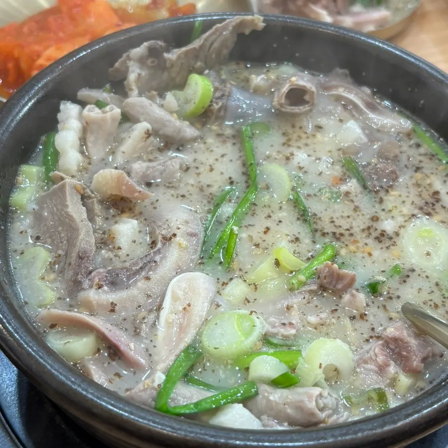 Dwaeji gukbap con abundante carne