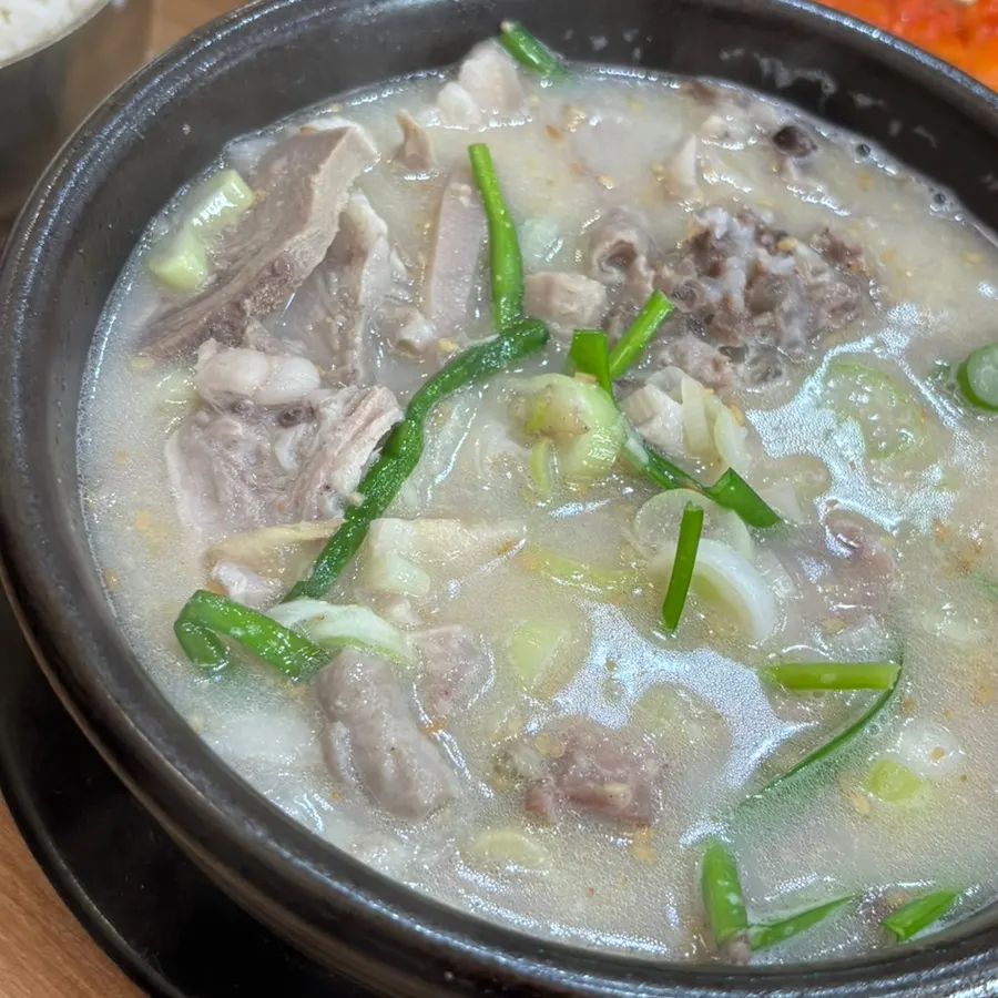 Tazón de sundaeguk con kkakdugi encima
