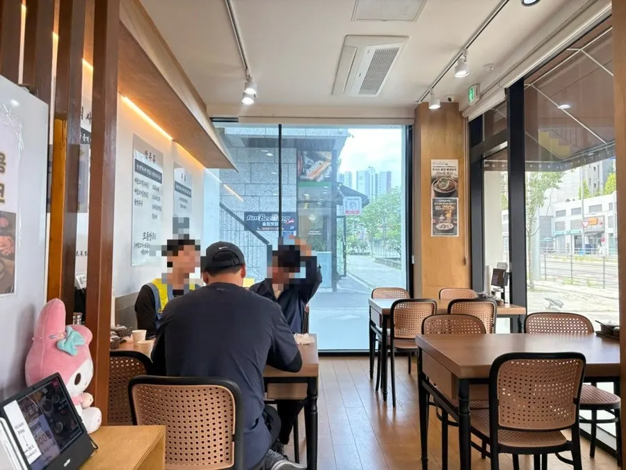 Tables for solo diners and groups