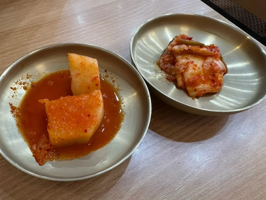 Kimchi and kkakdugi served with gukbap