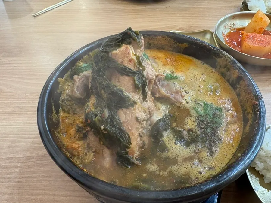 Pork bone hangover stew with ugeoji greens