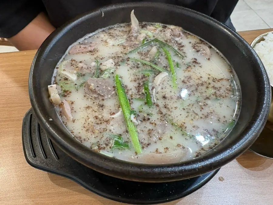 Gukbap topped with perilla seed powder