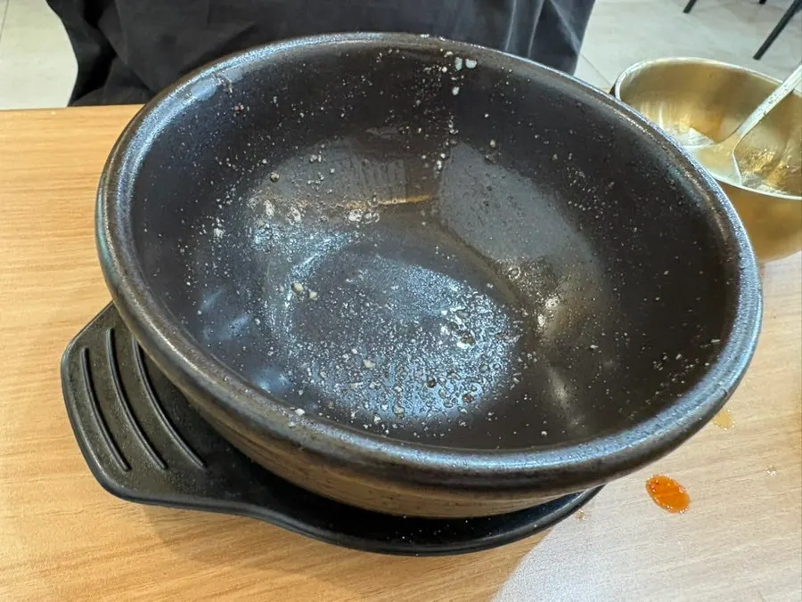 An empty, cleanly finished bowl of gukbap