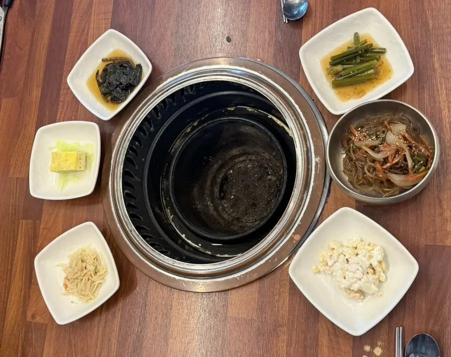 잡채와 샐러드 등 기본 반찬 상차림