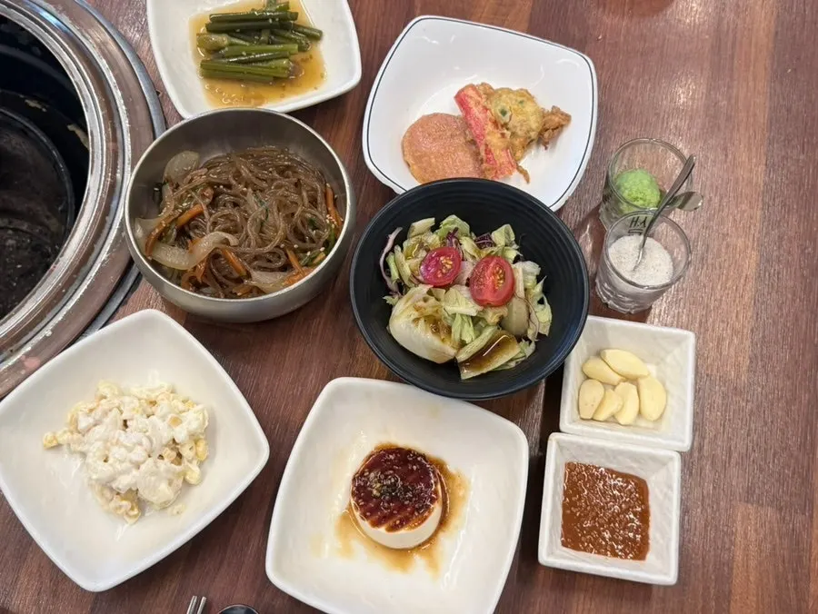 연두부와 전이 담긴 기본찬