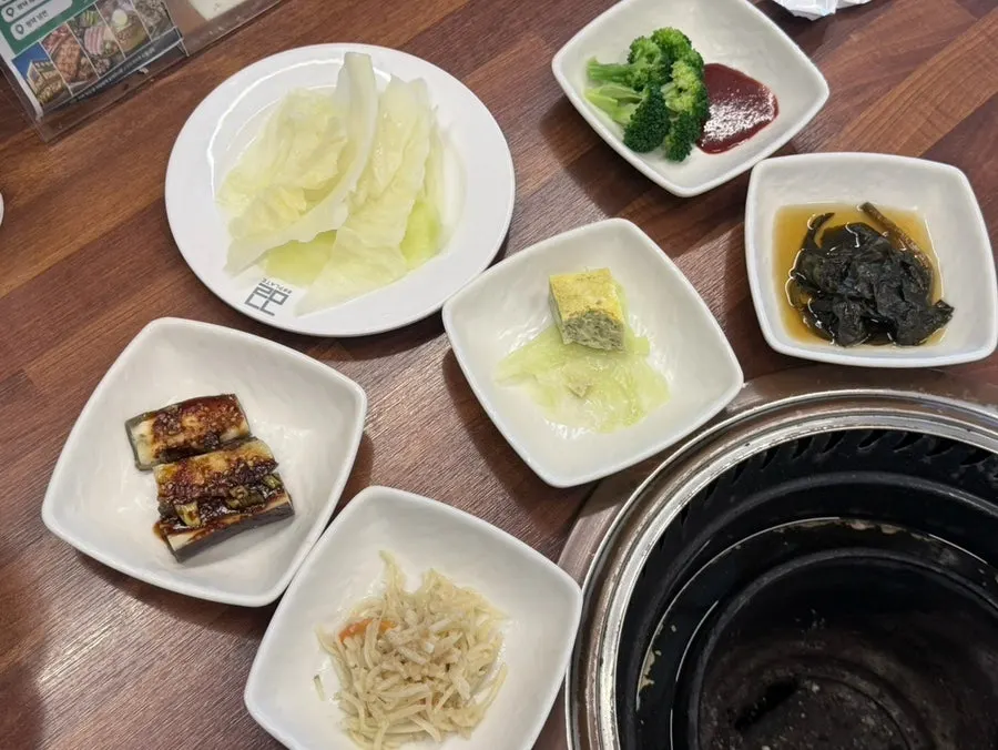 셀프바에 놓인 반찬 종류