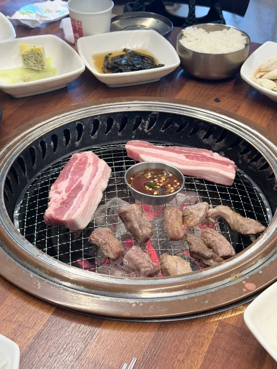 불판에 올린 두툼한 삼겹살
