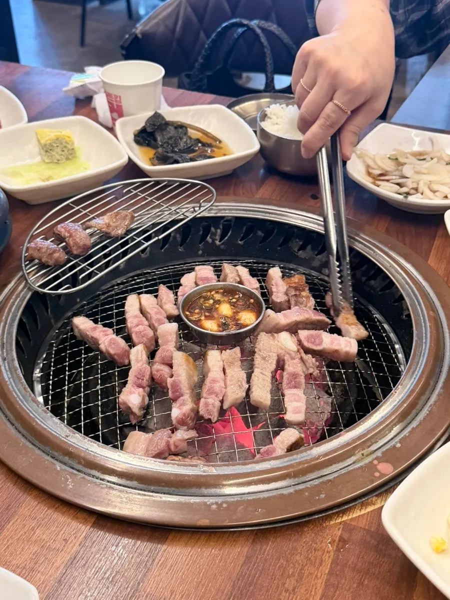 참숯에 구워지는 삼겹살