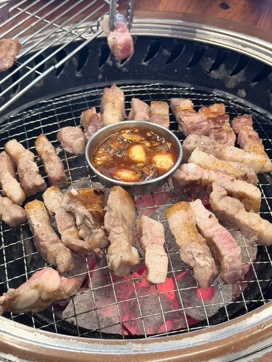 다 구워진 삼겹살 한 점