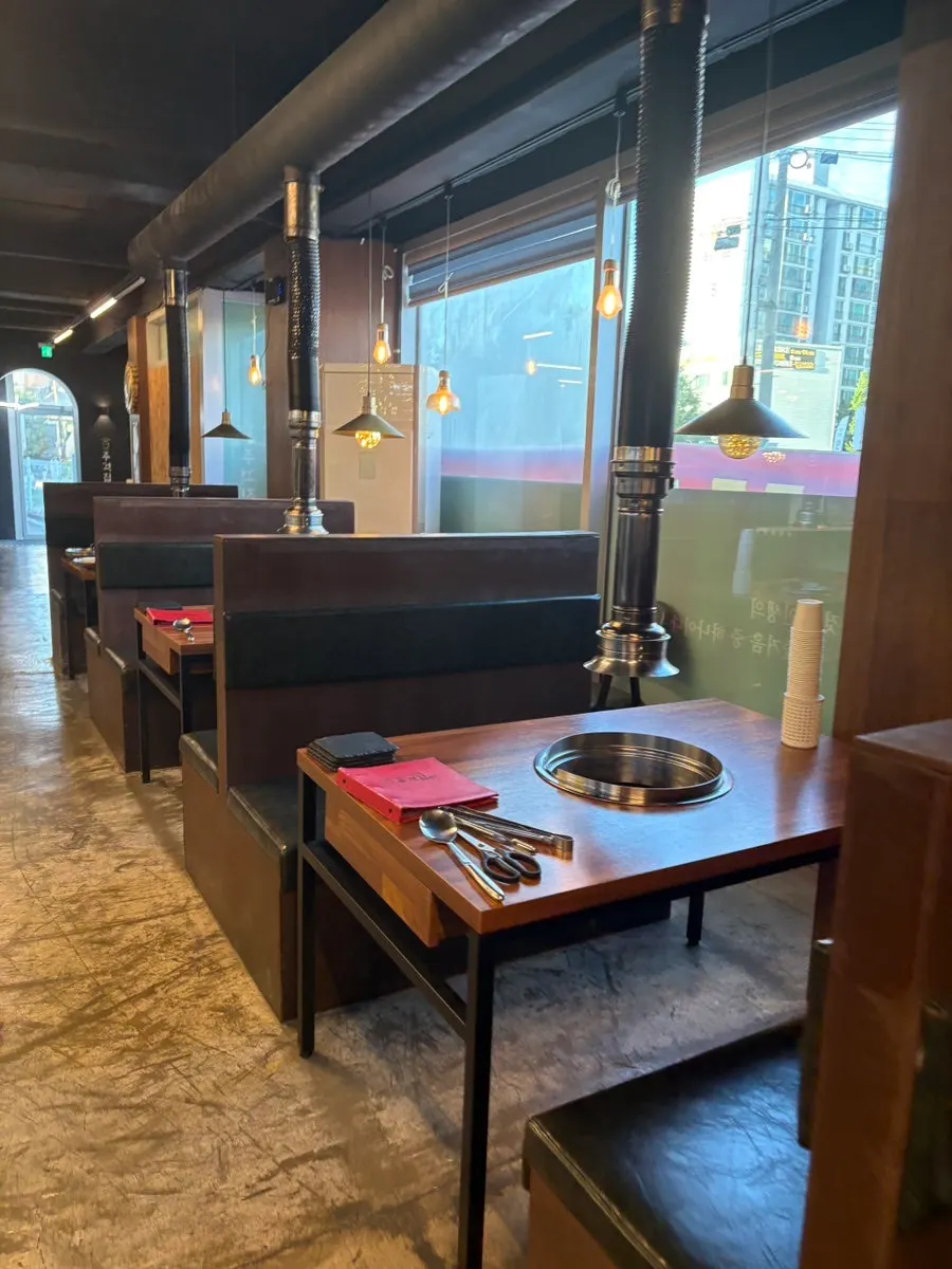 Restaurant atmosphere at Jugeokjip in Songtan