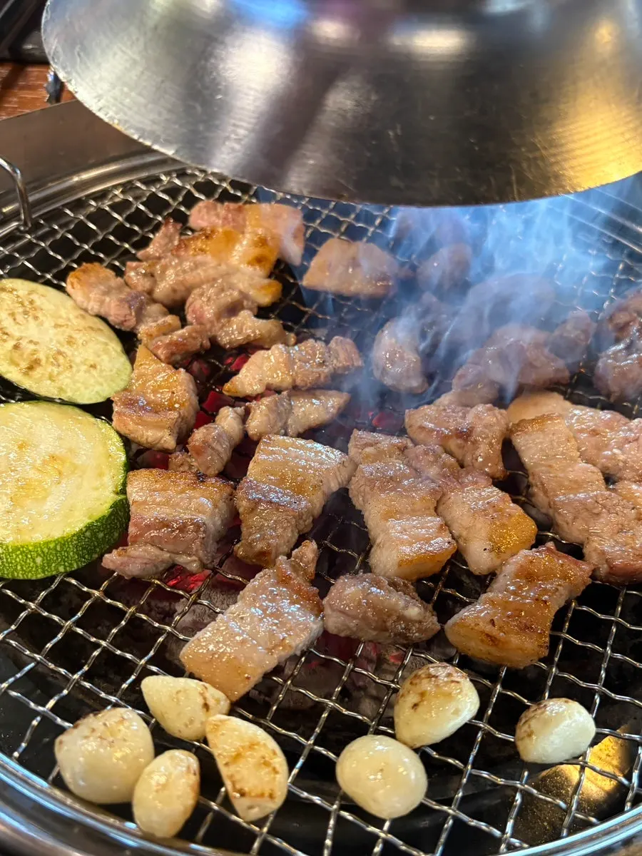 Side-dish management at Jugeokjip's self-service bar