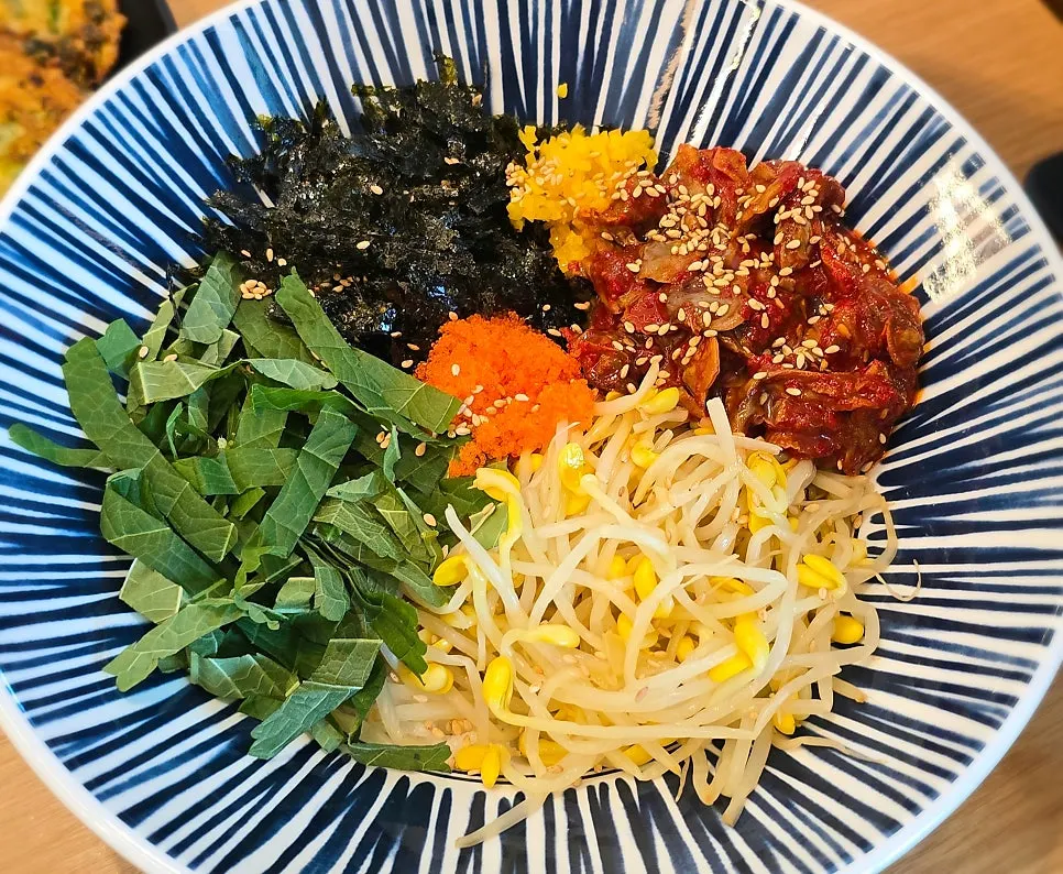 Seasoned cockle wrap with perilla leaf and seaweed