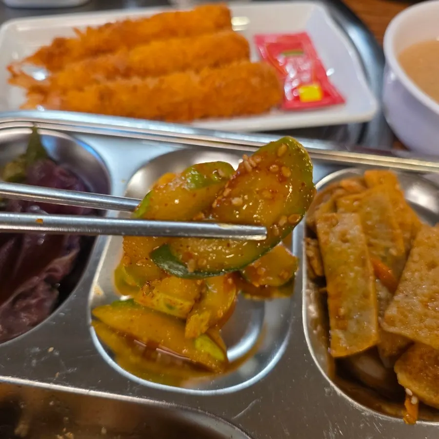 Side dishes served with the soy jumulleok