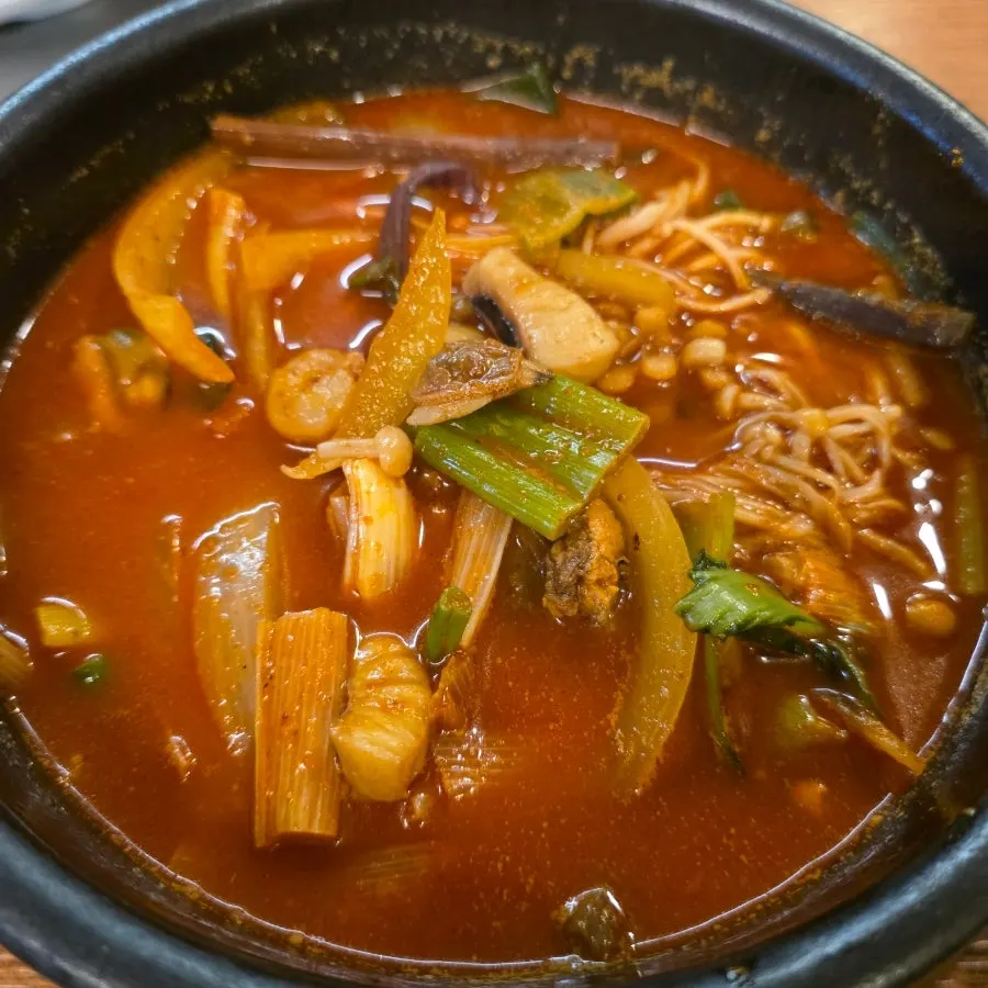 Pyeongtaek Jumulleok's spicy seafood stew loaded with ingredients