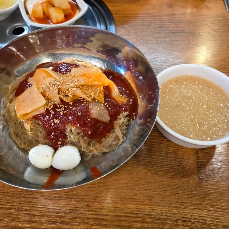 A bowl of Pyeongtaek Jumulleok's special bibim naengmyeon