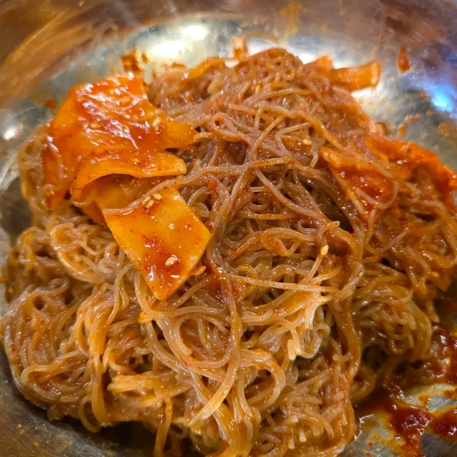 Bibim naengmyeon mixed with poured broth