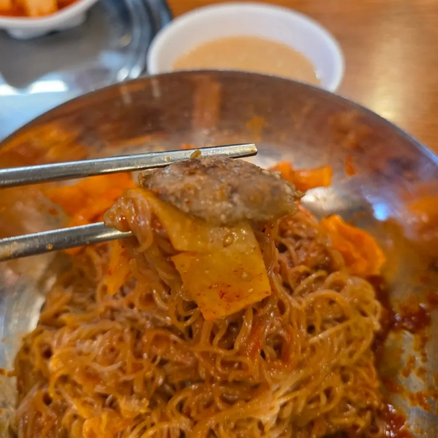 Thin, soft noodles of the bibim naengmyeon