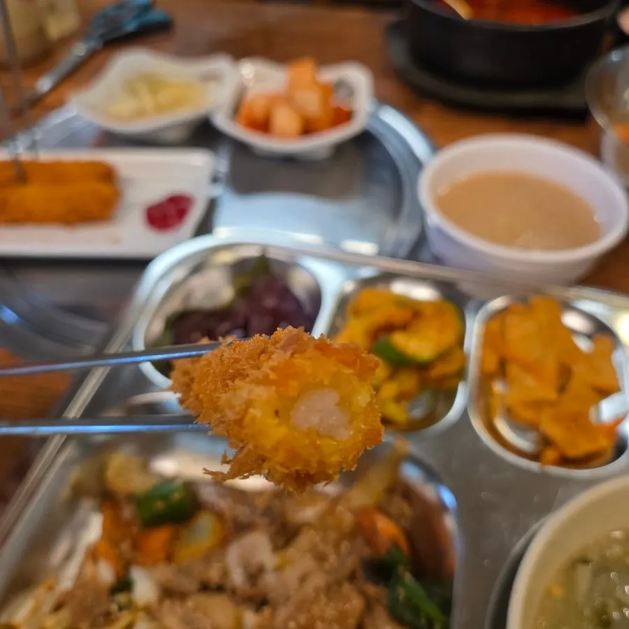 Eating scene alternating between spicy seafood stew and fried shrimp