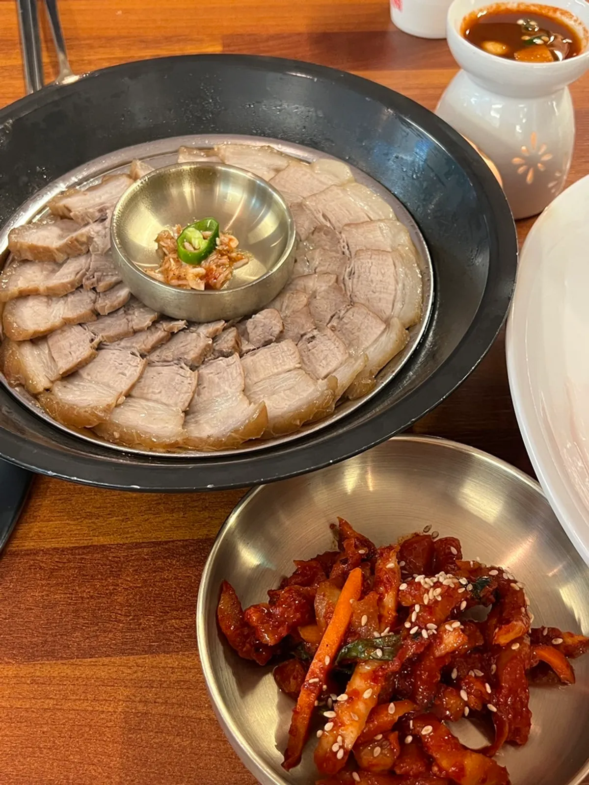 칼국수·알배추만두·배잎약선수육 2인 세트 한 상