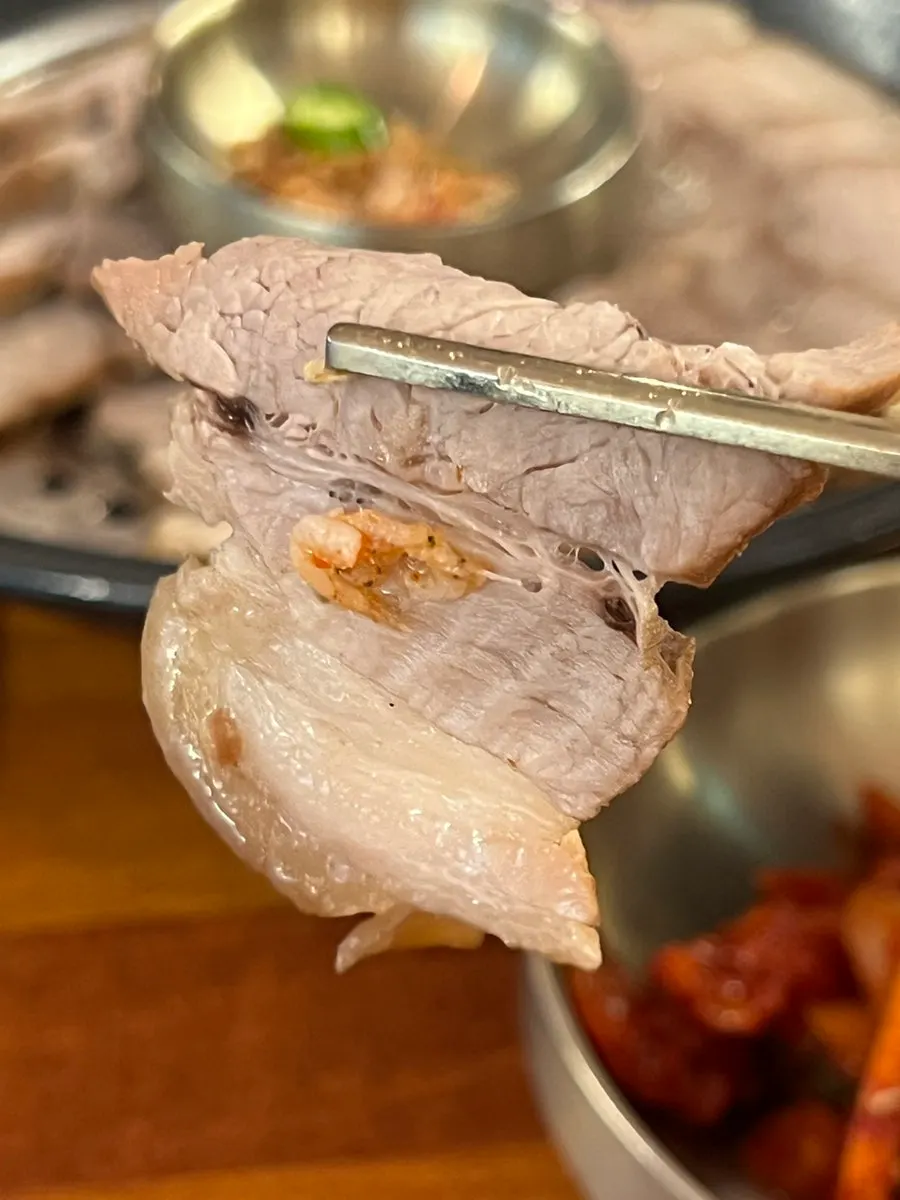 배나무 잎으로 삶은 오겹살 수육