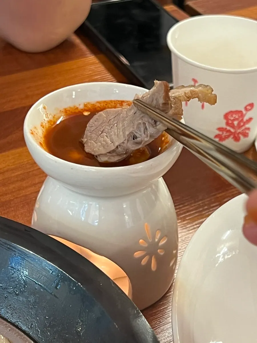 수육 한 점과 곁들임
