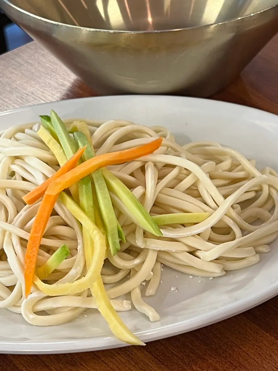 쫄깃한 칼국수 면을 건져 올린 모습
