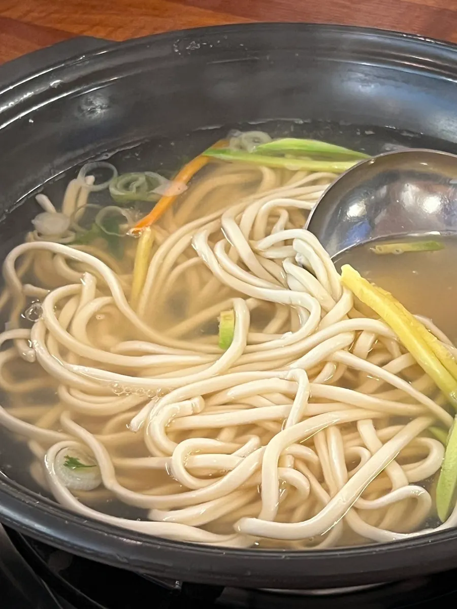 시원한 조개 육수 칼국수 국물