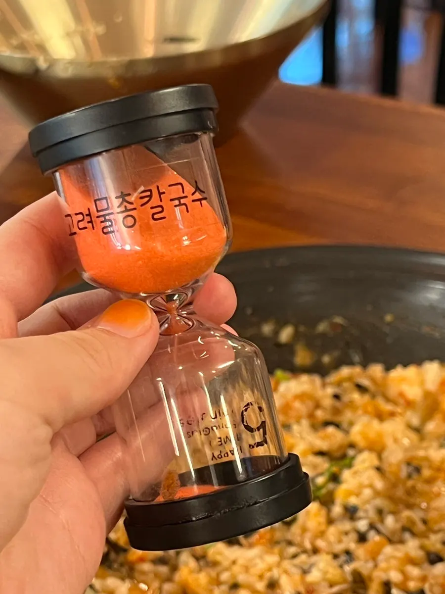 식사 중인 고려물총칼국수 테이블