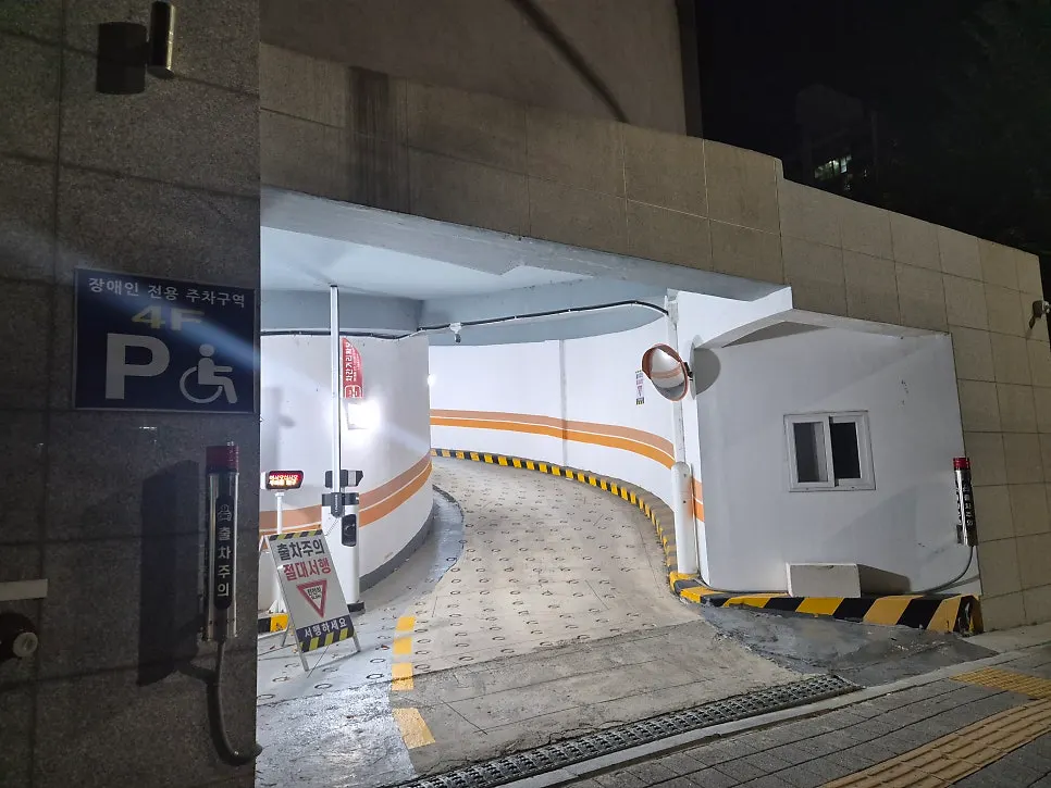 Spacious parking area at the store building