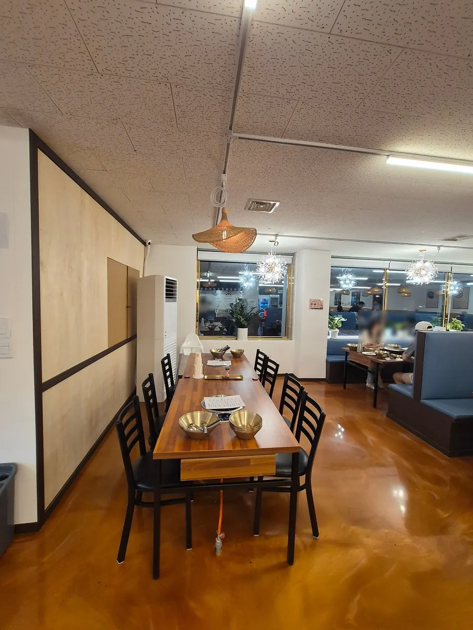 Interior of Goryeo Mulchong Kalguksu with wide table spacing