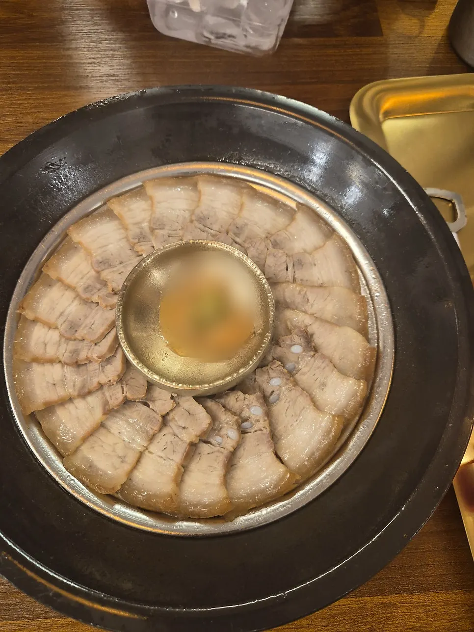 Pear-leaf medicinal bossam served first