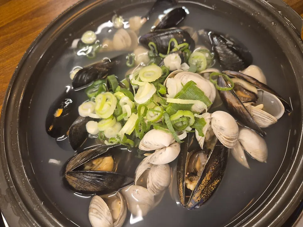 Pot of mulchong kalguksu full of clams and mussels
