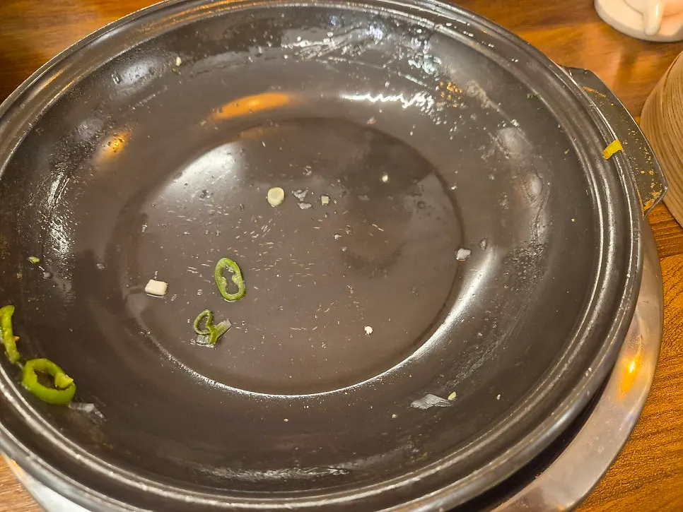 Four-season fried rice cooked in a clean pot